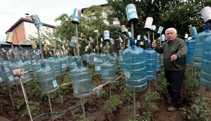 Градинарят използва шишета от минерална вода (галони), които са с обем около 20 литра