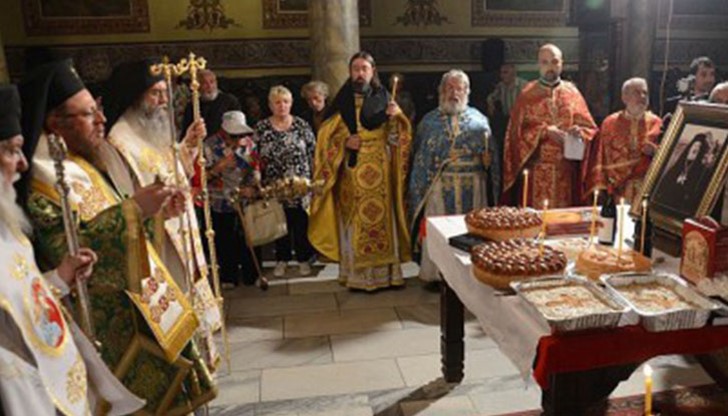 Службата беше отслужена в катедралния храм „Света Троица” от Негово Високопреосвещенство Русенски митрополит Наум