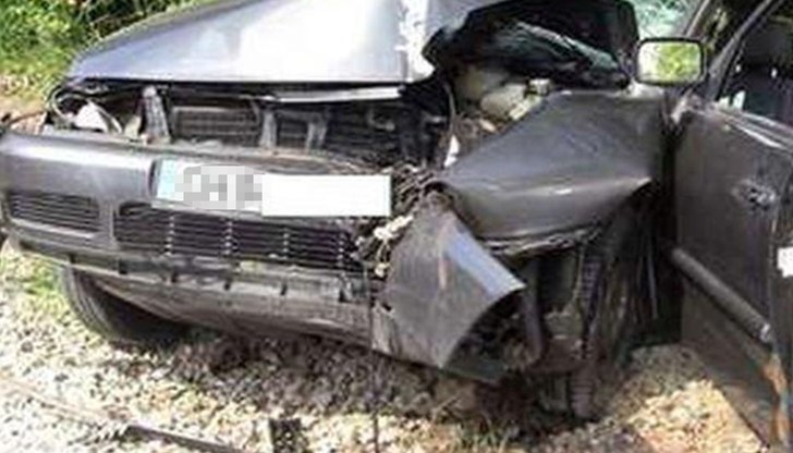 Цялата предница е смазана, заради което се наложило пожарникари да режат автомобила!