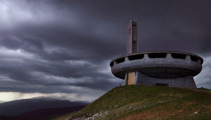 Паметникът, който е символ на социалистическото изкуство в България, е разположен на хълма Бузлуджа и се издига на 1441 метра