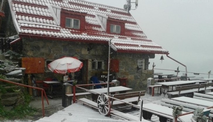 Сняг на парцали валя на хижа Ястребец в Рила Сняг на парцали валя на хижа Ястребец в Рила