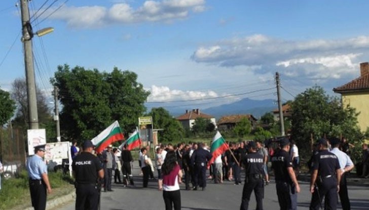 Ромите трябваше да бутнат сами незаконните си постройки в 14-дневен срок, по нареждане на ДНСК Ромите трябваше да бутнат сами незаконните си постройки в 14-дневен срок, по нареждане на ДНСК