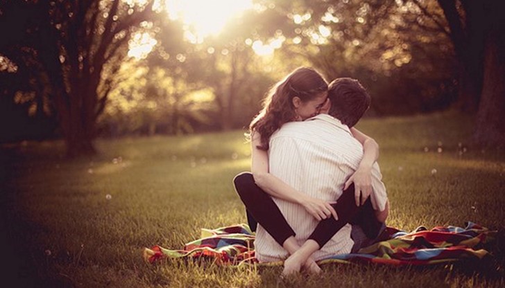 <p>Има моменти, които спират дъха ти. Моменти, които те отнасят в друго измерение и те карат да забравиш за света. Моменти, в които сякаш времето спира. Такива моменти, в които преставаш да дишаш и улавяш само пулса на сърцето си. Моменти, които те карат да се чувстваш жив, които те подсещат колко прекрасен е живота. Които те карат да мечтаеш, които ти дават тласък, които те вдъхновяват. Онези моменти, в които се чувстваш специален &ndash; все едно си сам в целия свят и този свят пулсира единствено и само заради теб. Пулсира заедно с теб. Това са моменти на възторг и опиянение, на жажда за живот.</p>
<p>&nbsp;</p>
<p>Онези моменти, в които се отдаваш на насладата и красотата им. Магически и силни, животворни. Моментите, които ни превръщат в приказни герои. Защото сме на този свят, точно тук, в този момент, за да направим приказката реалност, да накараме чудесата да се случат. Това е перфектния момент &ndash; на щастие, на възторжена радост, на задоволство и екстаз, на любов.</p>
<p>&nbsp;</p>
<p>Моменти на любов. В които виждаш света и живота, обагрени в най-прекрасните и магически цветове, обагрени от най-великото и изпълващо чувство&hellip; любовта&hellip; Това са просто онези моменти, в които спираш да мислиш и да търсиш смисъл на съществуването си, защото именно този момент е смисъла! Има моменти, които спират дъха ни. За един миг. А оставят следа за цяла вечност. Това са моментите, заради които си струва да живеем.&ldquo;</p>
