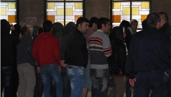 Бяха осъдени заради нелегалния им опит да минат Дунав мост Бяха осъдени заради нелегалния им опит да минат Дунав мост