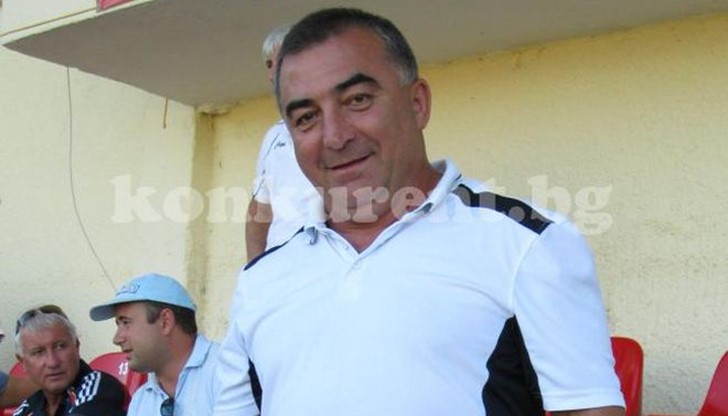 При неизяснени към момента обстоятелства, колата му се блъска в лек автомобил "Рено"