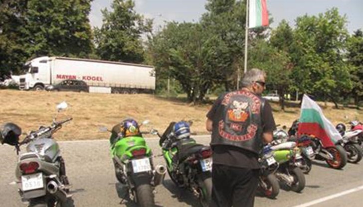 Рокери са готови да блокират отново изхода на пътя Русе - София заради движението на ТИР-ове през почивните дни Рокери са готови да блокират отново изхода на пътя Русе - София заради движението на ТИР-ове през почивните дни