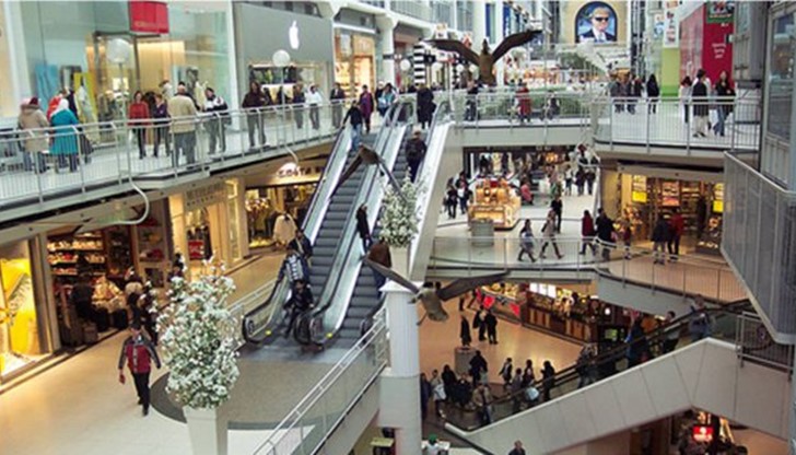 Във връхните дрехи на чужденците има тайни джобове, обшити с домакинско фолио, което пречи да се задействат детекторите на магазините