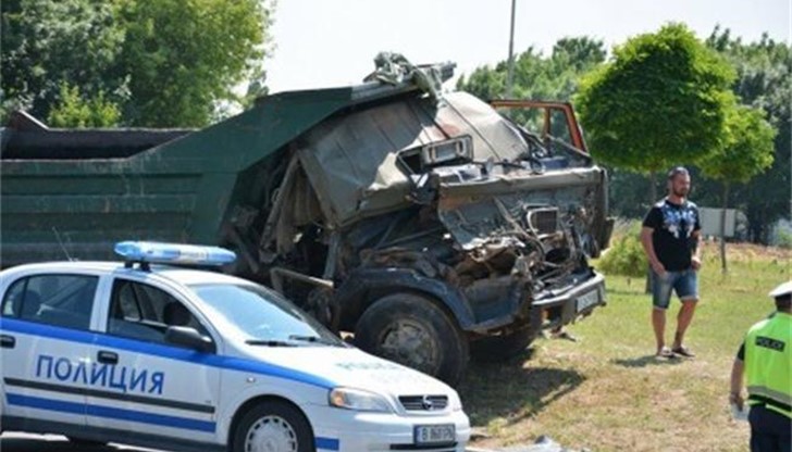 Неговият камион се е преобърнал и е паднал в островчето, като предницата е смачкана до неузнаваемост