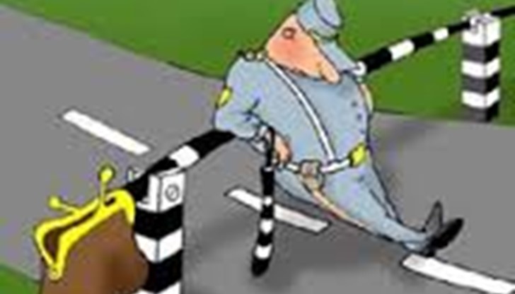 На клипа се чува, че водачът пита на турски "Пари ли да давам?“, а инспекторът На клипа се чува, че водачът пита на турски "Пари ли да давам?“, а инспекторът