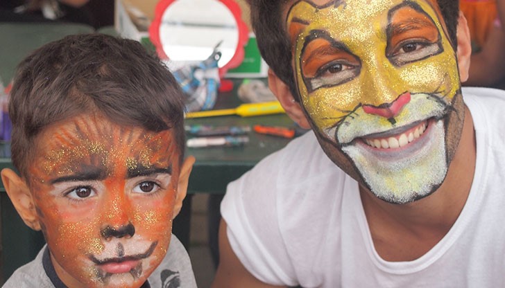 Много деца си тръгнаха нарисувани от шатрите пред съдебната палата