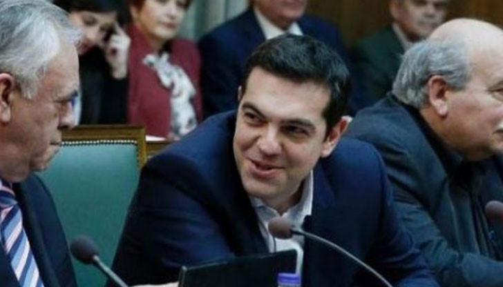 Парите ще се отпускат на четири транша ,като първият ще е за погасяване на плащането от 1.6 милиарда евро към МВФ