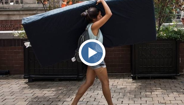 Момиче влачеше матрака си из Колумбийския университет в знак на протест срещу бездействието спрямо мъжа, когото обвинява в изнасилване