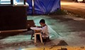 Бездомно дете проси и пише домашните си на улицата