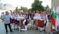 Младежи от Русе учат десетки желаещи чужденци как да танцуват български хора