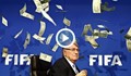 Хвърлиха пачка долари по президента на ФИФА