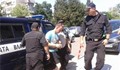С вериги на краката въведоха в съда Георги, който намушка 17 пъти Калина
