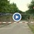 Шофьори се опитват насила да вдигнат бариерата на пътя, който води към кея