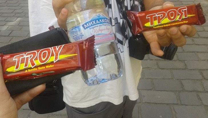 Вафлата излиза скромните 15 стотинки, а водата в разфасовка от 1,5 литра – 20