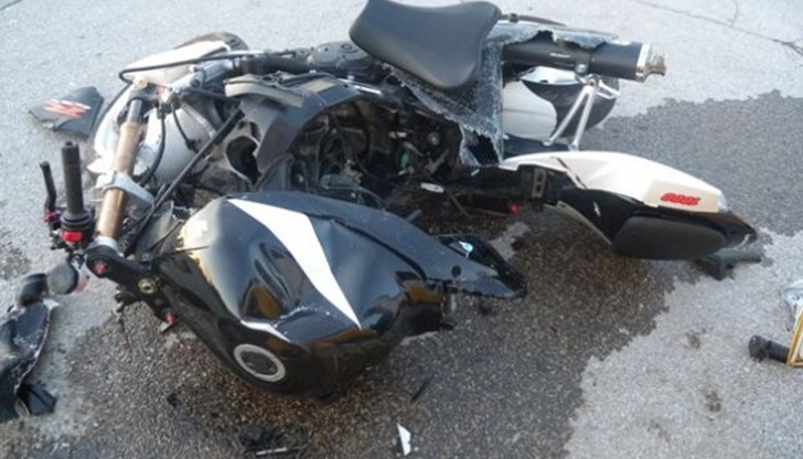 Мотористът е пострадал жестоко, счупени са и двама му крака, а костта на единия е изскочила Мотористът е пострадал жестоко, счупени са и двама му крака, а костта на единия е изскочила