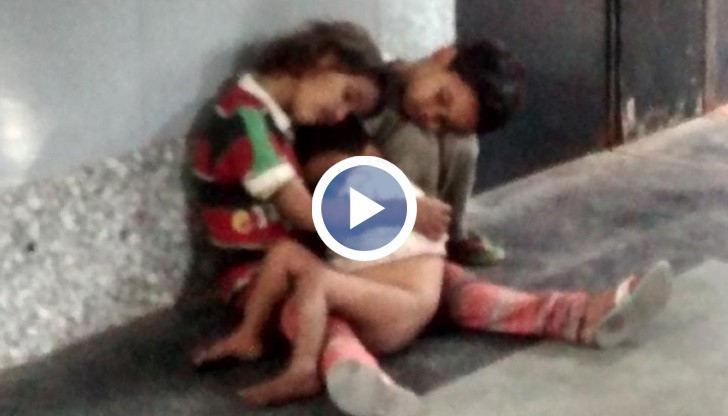 Три малки деца – две на седем и едно на годинка, са оставени без надзор в порутена къща