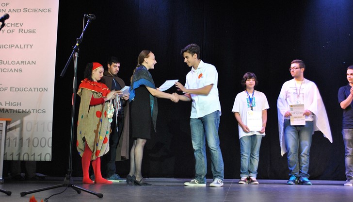 В тазгодишното издание на Балканиадата по информатика ...