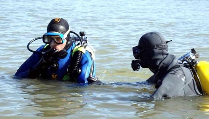 От Центъра е потвърдено, че водолазна група вече пътува към Русе. От Центъра е потвърдено, че водолазна група вече пътува към Русе.