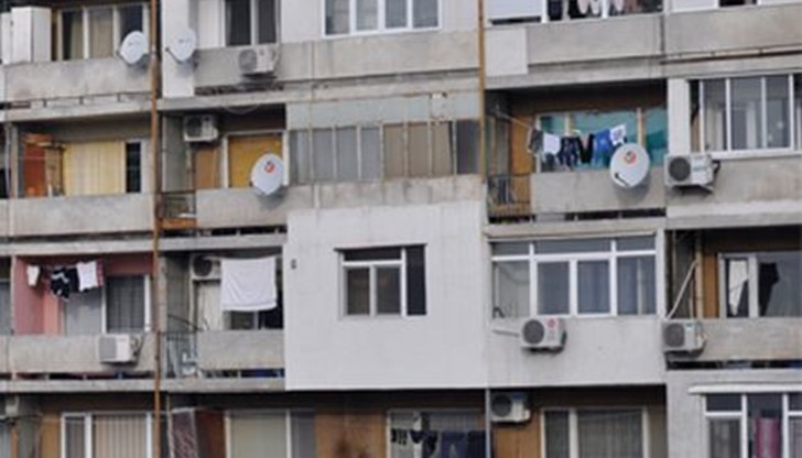 Остъкляването на балконите, санирането само на отделни апартаменти и всички останали дейности, които нарушават цялостния архитектурен вид на фасадата или засягат устойчивостта на жилищния блок, се забраняват Остъкляването на балконите, санирането само на отделни апартаменти и всички останали дейности, които нарушават цялостния архитектурен вид на фасадата или засягат устойчивостта на жилищния блок, се забраняват