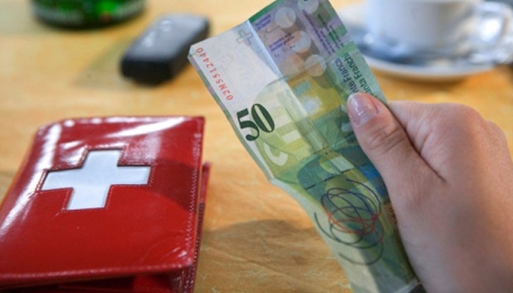 Размерът на средногодишната брутна заплата в Швейцария обаче е повлиян от силния курс на швейцарския франк