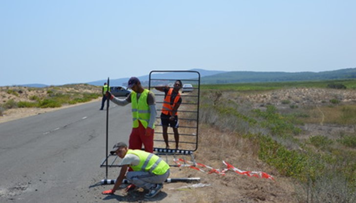 Оградата на пътя Созопол-Приморско беше монтирана миналата събота Оградата на пътя Созопол-Приморско беше монтирана миналата събота