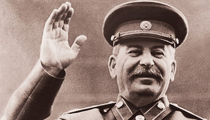 Сталин застава начело на Съветския съюз през 1924 година след смъртта на Ленин