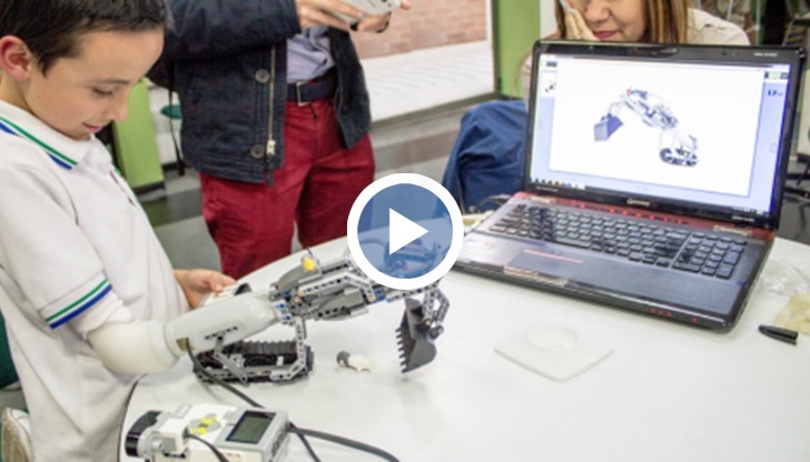 По традиция ортопедичните крайници се правят така, че да наподобяват образа на крайника, който заместват...