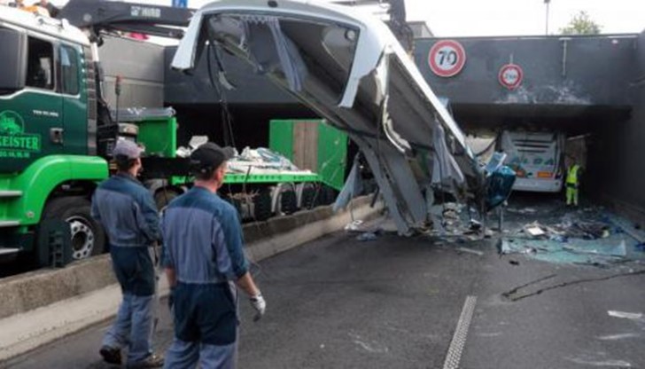 Туристически автобус с  младежи, пътуващ от ...