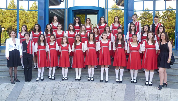 В конкурсната надпревара участваха още 11 хора и вокални формации от Русия и България