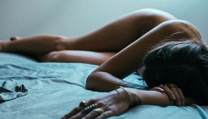 Спането без дрехи е полезно за жените