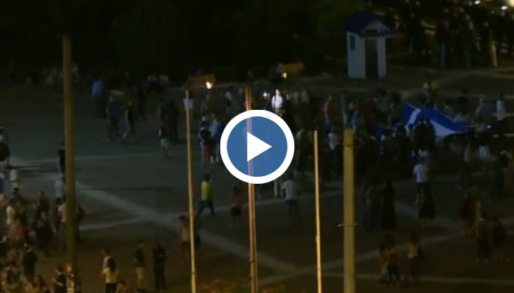 Батални сцени между демонстранти и полиция насред Атина - обстрелват се с коктейли "Молотов" и сълзотворен газ