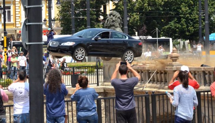 Зрелищна каскада блокира Лъвов мост