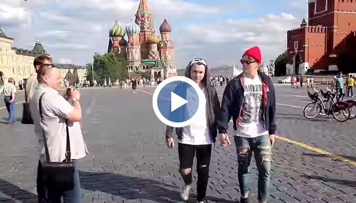 Две момчета си правят експеримент и вървят за ръка по улиците на Москва