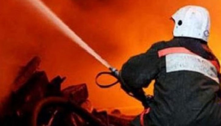 Продължават усилията на огнеборците да потушат пожара, избухнал в столичен склад