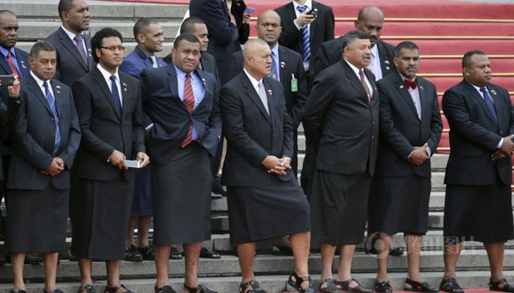 Членовете на делегацията бяха облечени в традиционните за мъжете от острова полички