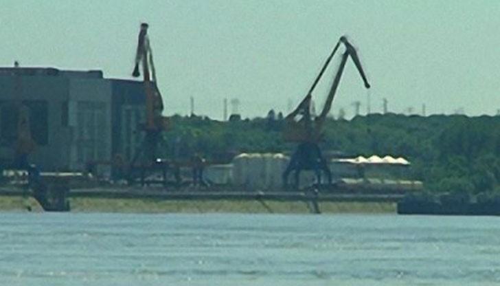 Установено е, че са монтирани колона и резервоари за гудрон