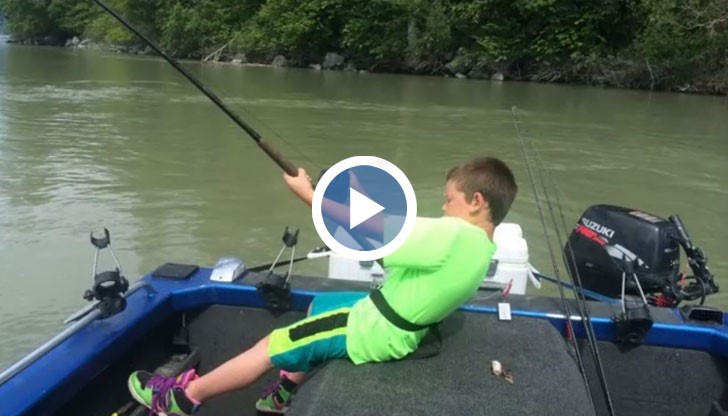 Толкова трудно удържахме въдицата. Мислех, че рибата ще ме издърпа във водата