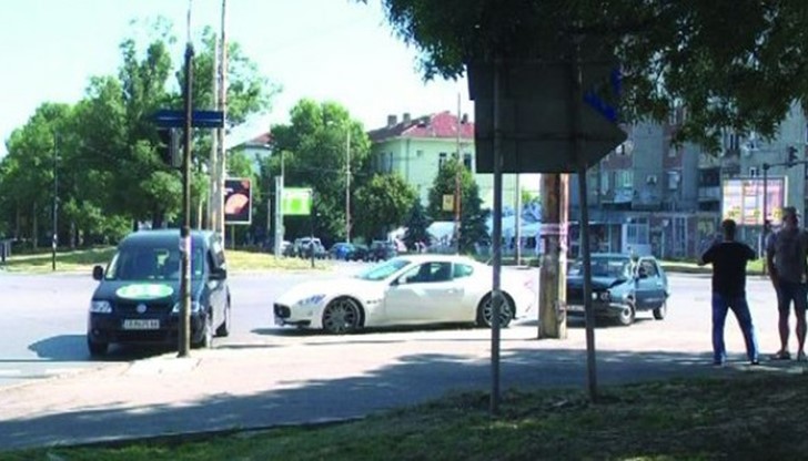 "Мазерати" беше блъснато от "Фолксваген Голф" при катастрофа вчера в Русе