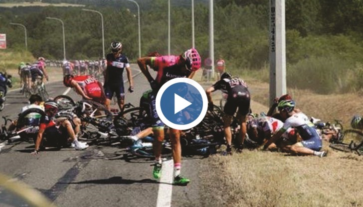 На един от най-бързите участъци от третия етап на „Тур дьо Франс”  ...