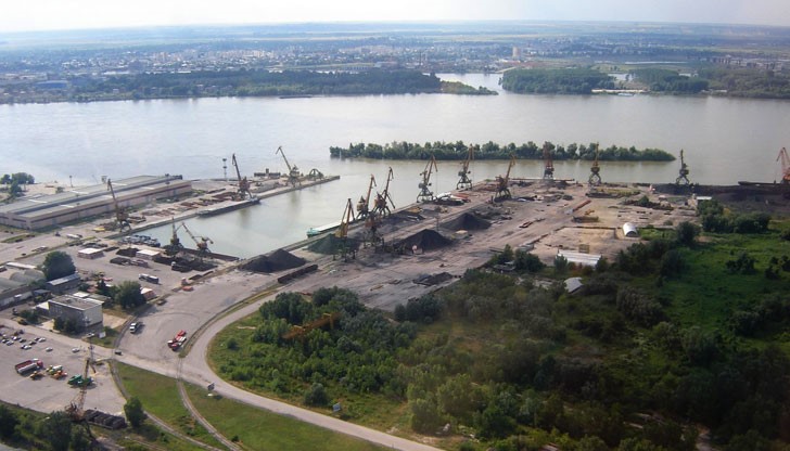 От май веднъж в месеца върви и контейнерна корабна линия между Русе и Нови Сад. От май веднъж в месеца върви и контейнерна корабна линия между Русе и Нови Сад.