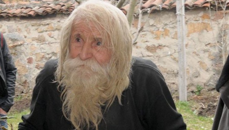 Дядо Добри е отдаден на своята мисия да проси и дарява пари за ремонт и изграждане на църкви и манастири в цялата страна