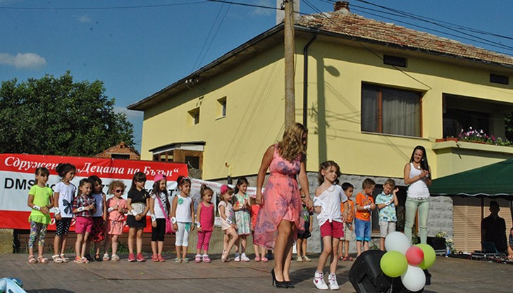 Конкурсът за деца „Мини Мис и Мистър Бъзън” се проведе след откриването на нова детска площадка