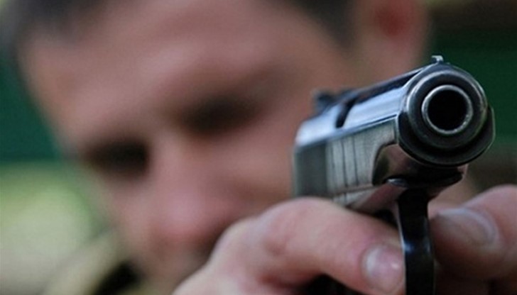 Младежът държал на мушка със зареден пистолет „Макаров” ченгетата и заплашил да ги разстреля!