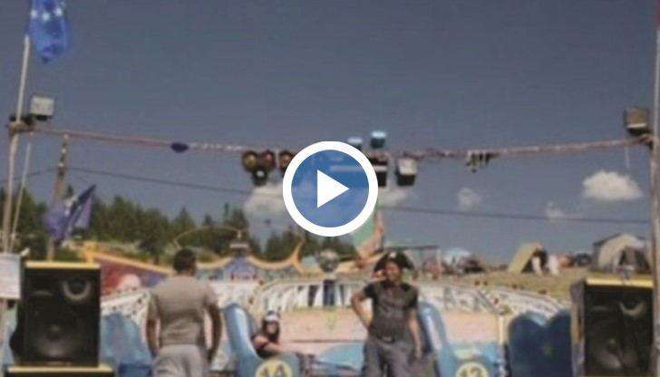 "Ние сменихме малко музиката, после пак си пуснахме (бел. ред чалга)", каза човек, работещ на развлекателните съоръжения