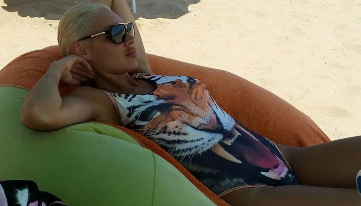 Плеймейтката бе съчетала цял бански с щампа на тигър със… чорапогащник!