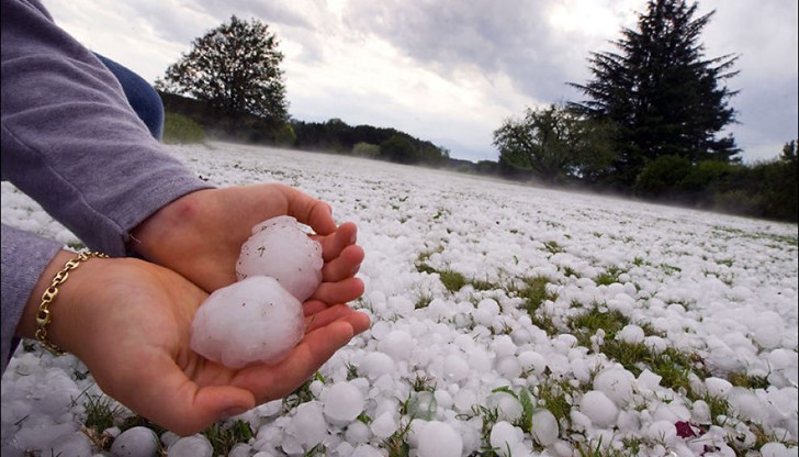 "Опасността не е преминала и важи за цялата нощ", съобщава шефът на Агенцията за "Борба с Градушките"